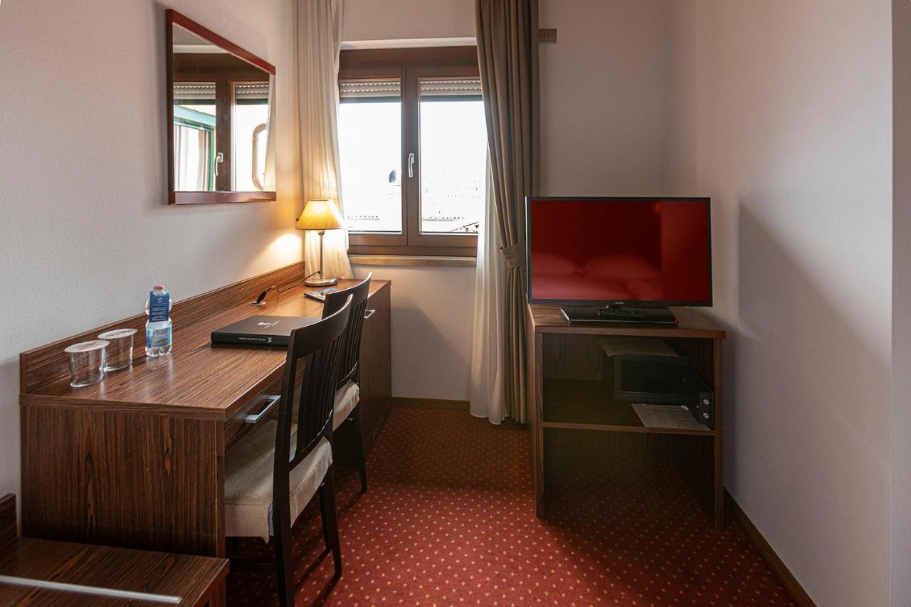 Hotel Lago Di Garda Малчезине Екстериор снимка