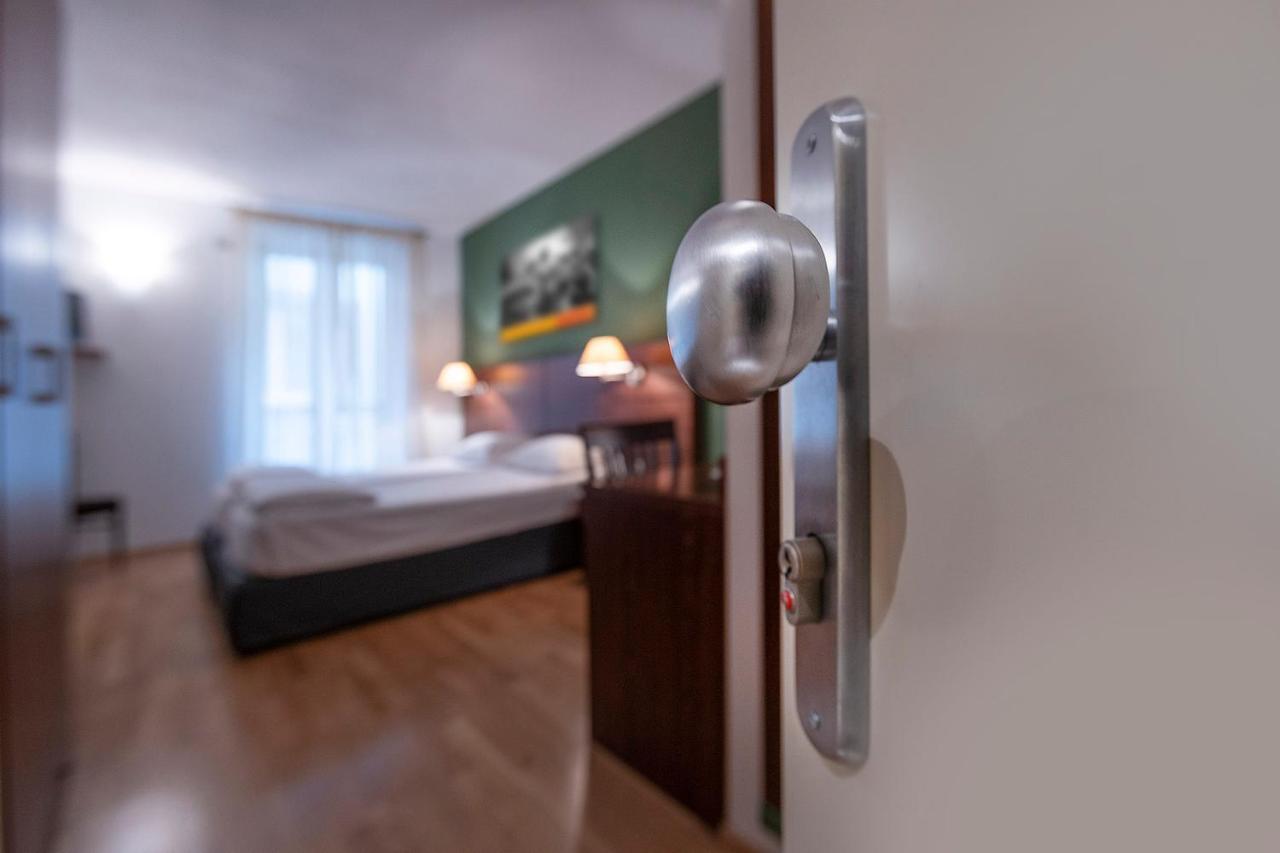 Hotel Lago Di Garda Малчезине Екстериор снимка