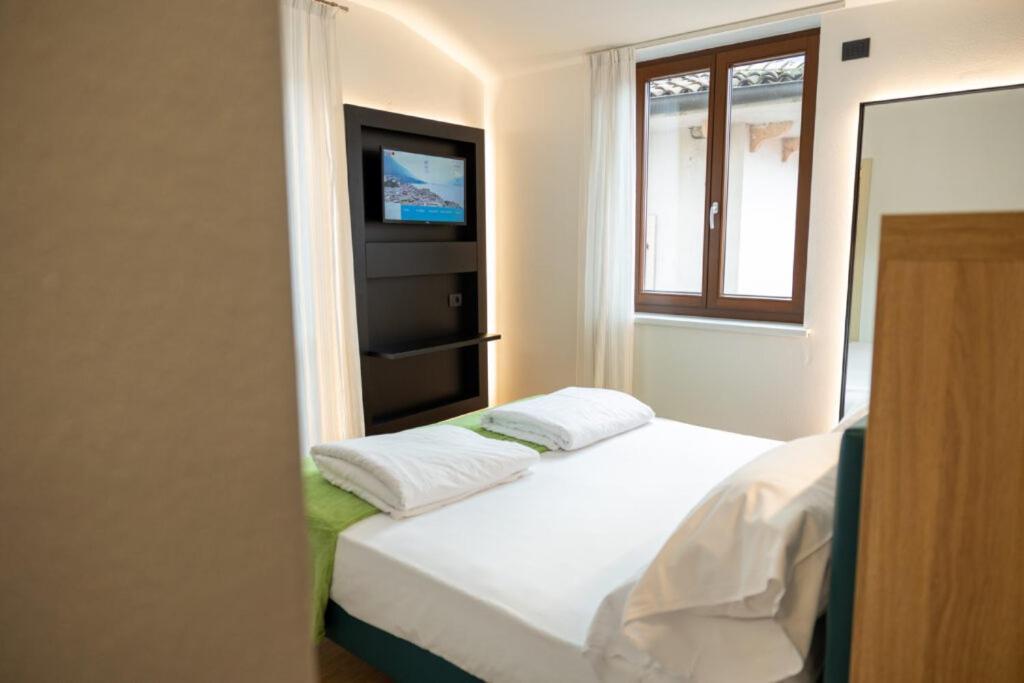 Hotel Lago Di Garda Малчезине Екстериор снимка