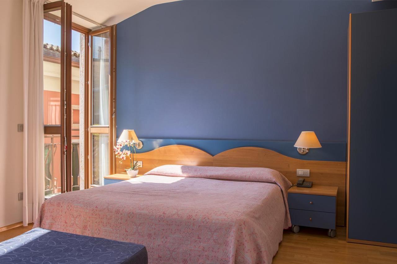 Hotel Lago Di Garda Малчезине Екстериор снимка